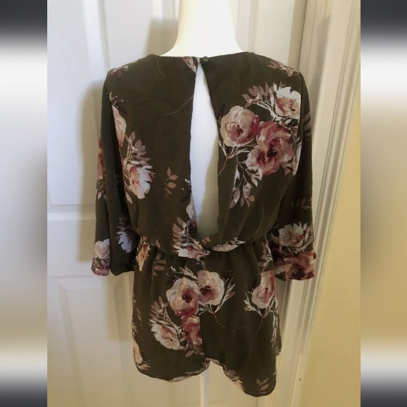 NWOT Francesca’s Fall Mi Ami Womens Olive Green Floral Romper Quarter Sleeve - Picture 4 of 5